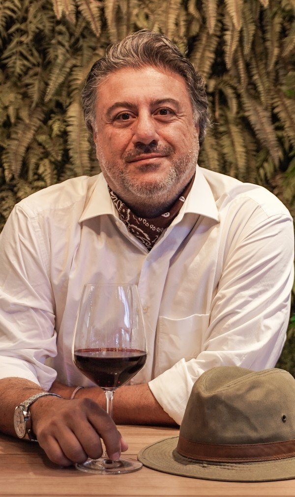 A foto mostra o wine hunter, ou. caçador de vinhos, Vicente Jorge. Foto: Divulgação