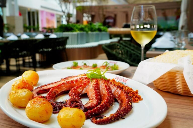A foto mostra um prato de polvo com batatas do restaurante Wine Garden. foto: Divulgação