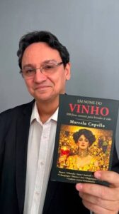 Marcelo Copello segura um exemplar do livro Em Nome do Vinho – 500 frases autorais para brindar à vida.