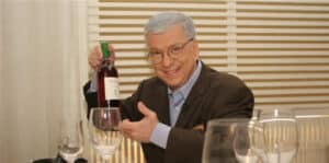 Renato Machado apresenta um vinho durante evento.