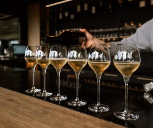 Visitantes participam de degustação orientada na Vinhos Larentis, no Vale dos Vinhedos, na Serra Gaúcha. Foto: Divulgação