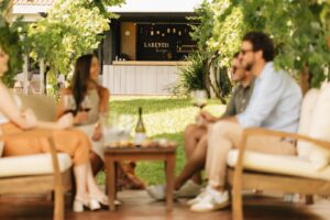 Visitantes aproveitam espaço ao ar livre da Vinhos Larentis entre os vinhedos.
