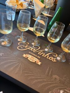 Mesa preparada para a prova às cegas dos vinhos brancos do Top Five da 16ª Vitória Expovinhos.