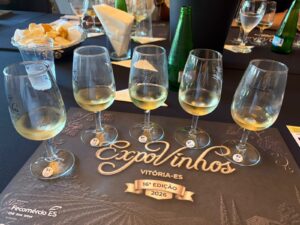 Taças numeradas com vinhos brancos durante a prova às cegas do Top Five da 16ª Vitória Expovinhos, em Vitória (ES). Foto: André Andrès