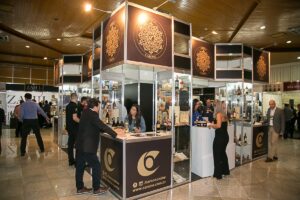 Estandes de expositores durante a Vitória ExpoVinhos 2026, um dos principais eventos do setor vitivinícola no Espírito Santo. Foto: Divulgação