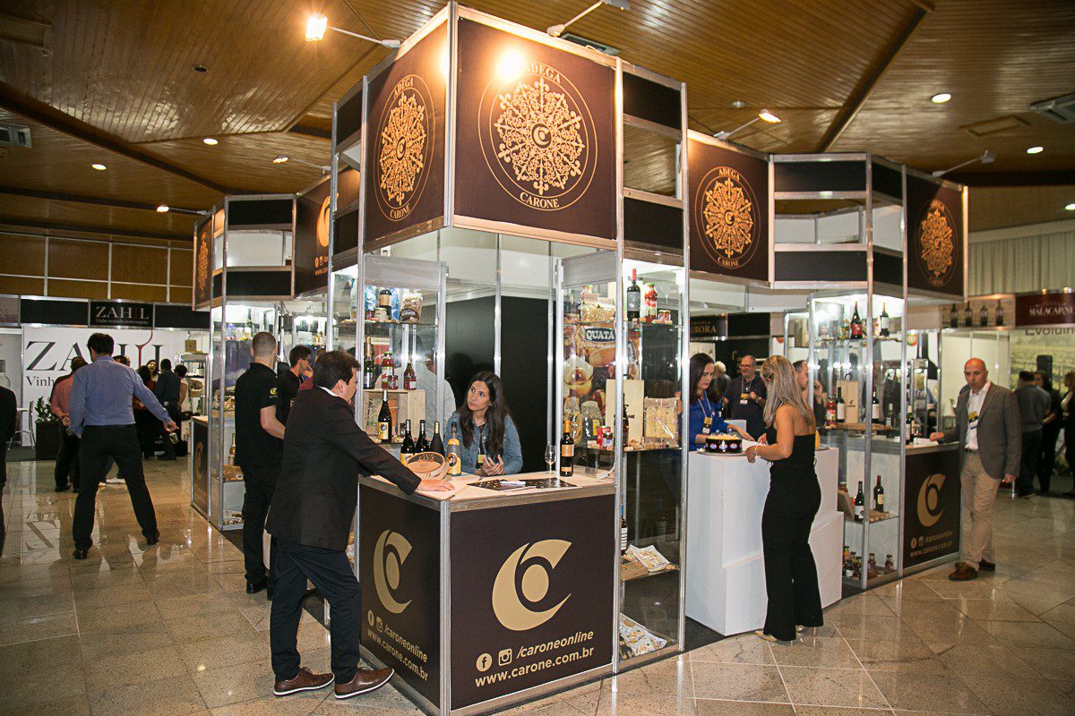 Estandes de expositores durante a Vitória ExpoVinhos 2026, um dos principais eventos do setor vitivinícola no Espírito Santo. Foto: Divulgação