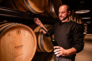 Enólogo coleta amostra de vinho diretamente de uma barrica. Foto: Jeferson Soldi