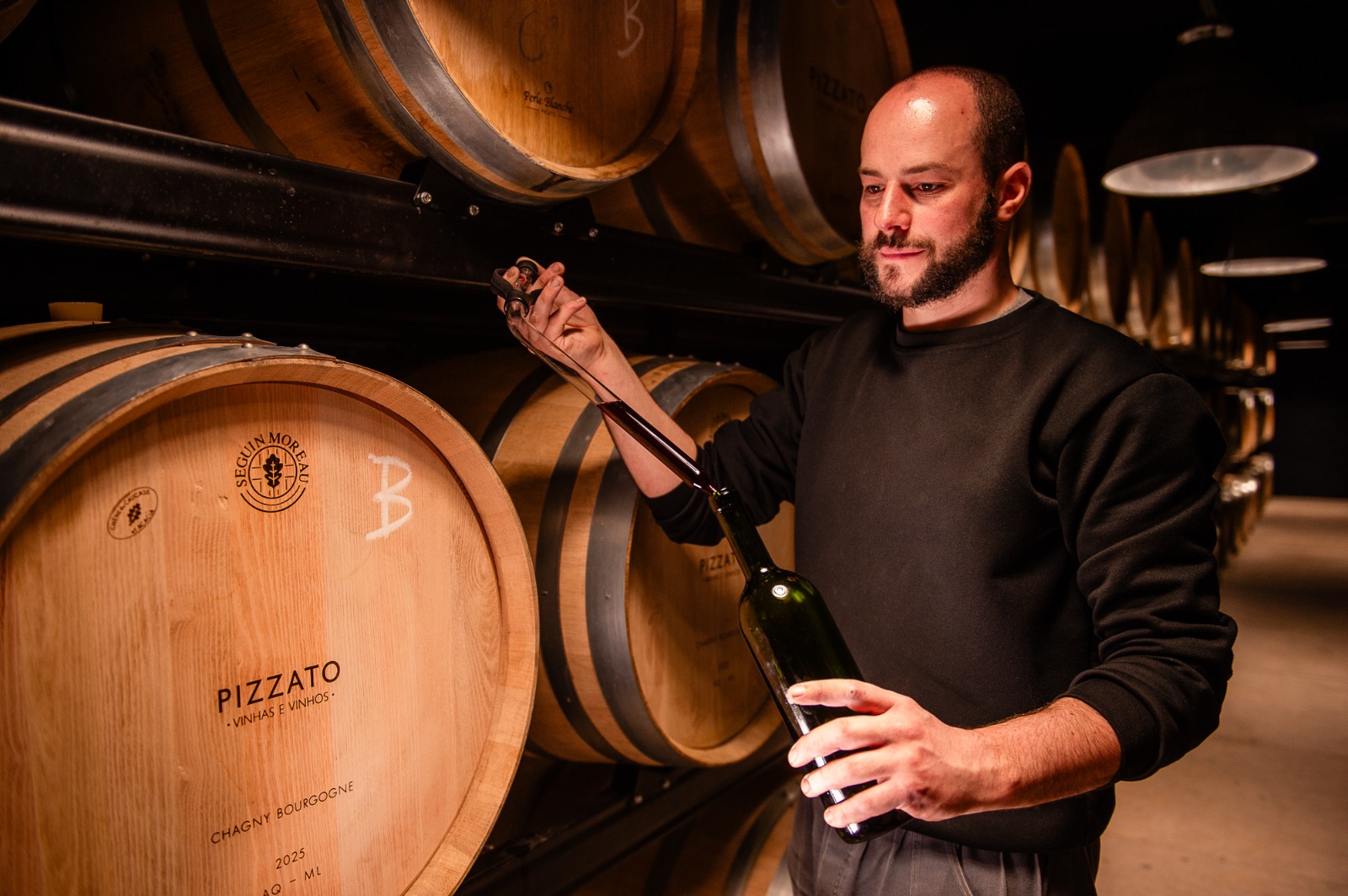 Enólogo coleta amostra de vinho diretamente de uma barrica. Foto: Jeferson Soldi