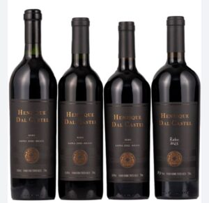 Quatro garrafas do vinho Rebo Henrique Dal Castel, das safras 2020, 2021, 2022 e 2023
