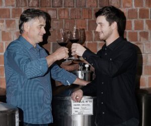 Ivair e Henrique Dal Castel, pai e filho, brindam com vinhos da vinícola