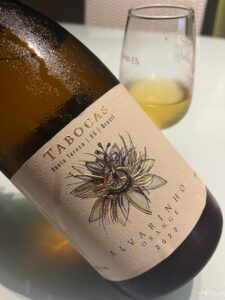 Garrafa de Alvarinho Orange 2022 da Vinícola Tabocas, de Santa Teresa