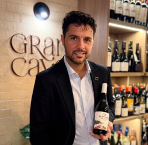 Carlos Reynolds segurando uma garrafa de vinho Gloria Reynolds